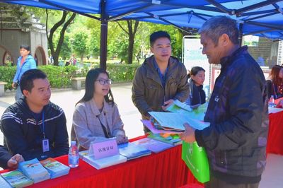 清城區統計局積極參與2017年‘12.4’國家憲法日暨全國法制宣傳法律咨詢活動，提供專業社會經濟咨詢服務