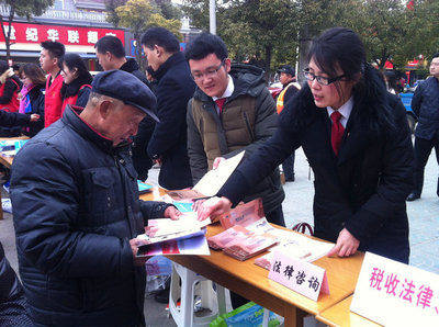 學(xué)雷鋒樹(shù)新風(fēng)，法律咨詢暖人心——我院開(kāi)展學(xué)雷鋒法律咨詢服務(wù)活動(dòng)